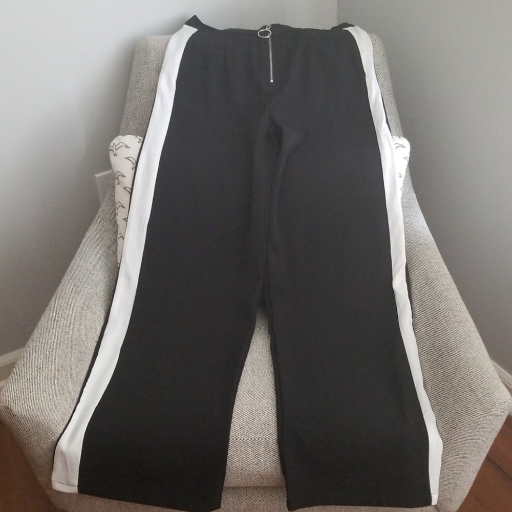 Black & white flowy pants!